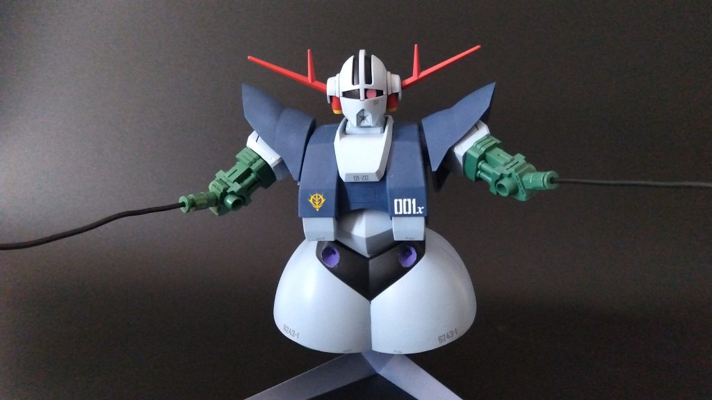 両腕を飛ばして集中砲火のイメージ。グレー部分はミディアムブルーとホワイトを混ぜて塗りました。肉眼だともう少し青っぽいです。MGのデルタプラスが近いかも。