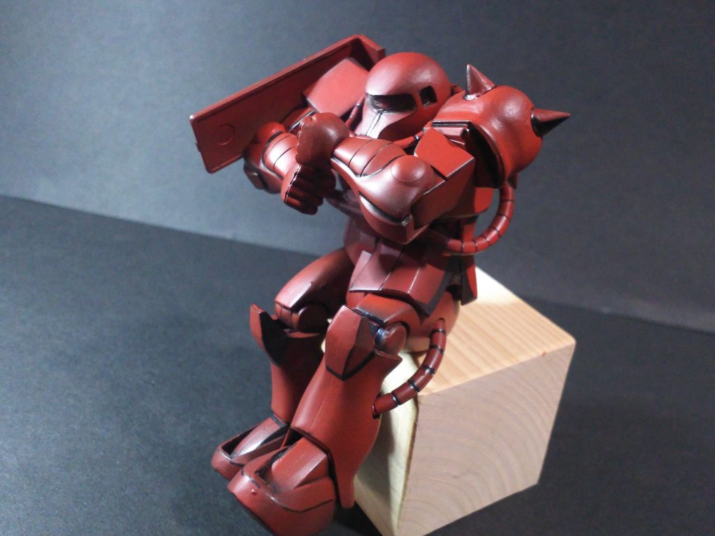 赤く塗装したのは大気圏に突入した際、機体が熱を持っているというイメージして制作からです。なんか木片ブロックに座らしているので「ロダンの考える人」みたいな感じですね・・・ 