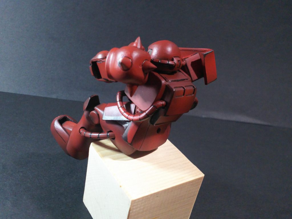 やや後方より。左肩のスパイクアーマーのトゲ。本来は３つですが。劇中では４つになっていましたので改修追加しました。