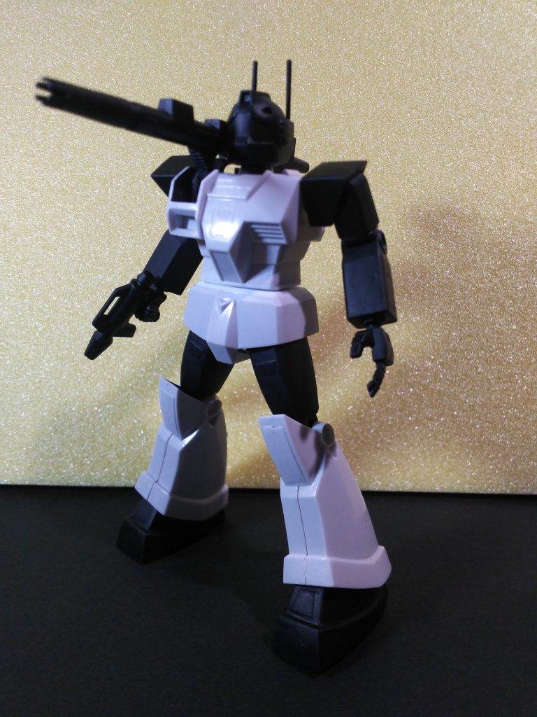 白黒パンダのようですが。。。黒パーツは先に合わせ目を消して黒サフを吹いた状態です。白いパーツは後で組み合わせてから合わせ目消しをする予定だったのでこんな感じです。