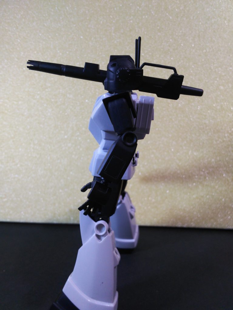 側面から。キャノン砲は後ハメ式に。