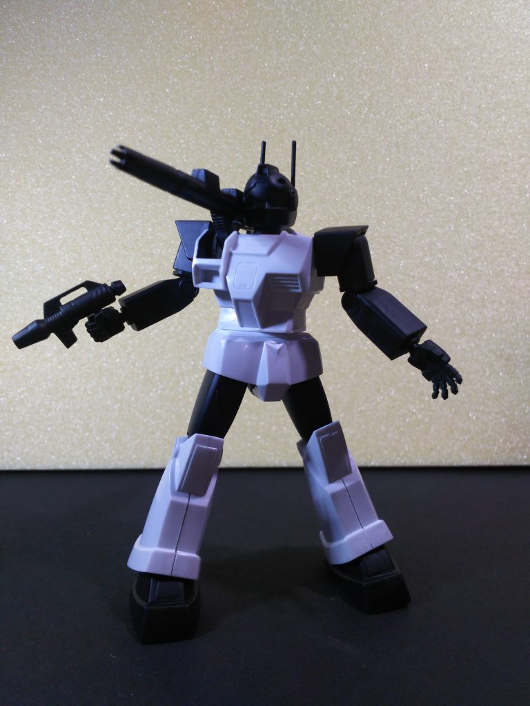 「殴ってなぜ悪い！」ブライトさんのあのセリフが聞こえてきそうなポーズ。ひょっとして乗ってる？少しでもポーズが取れるように腰部でカットしアルミ線固定で回転できるようにしました。