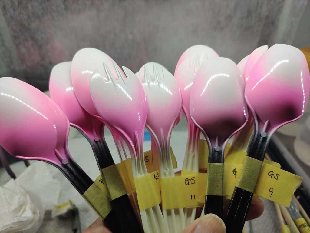 テストピース作って下地や塗り重ね回数、白の希釈率を変えたりといろいろやってみましたがどれも見事に蛍光ピンクは染み出してきました