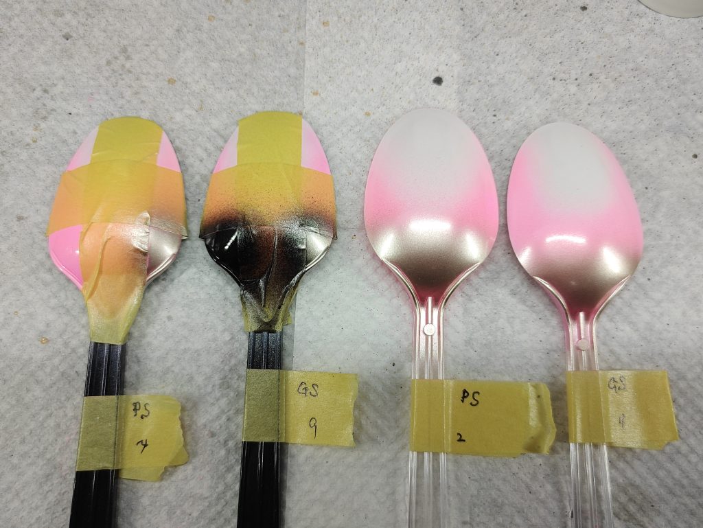 染み出した上に直接メタリック系塗料を塗ったり黒で下地を塗ってからメタリックにしてみたりやってみたら、メタリック系塗料には染み出しが無かったです白にしてもメタリックにしても砂吹きを何度も何度も根気よく繰り返せが染み出しは抑えられるのかもしれませんがそこまでの根気と時間とモチベがありませんでした