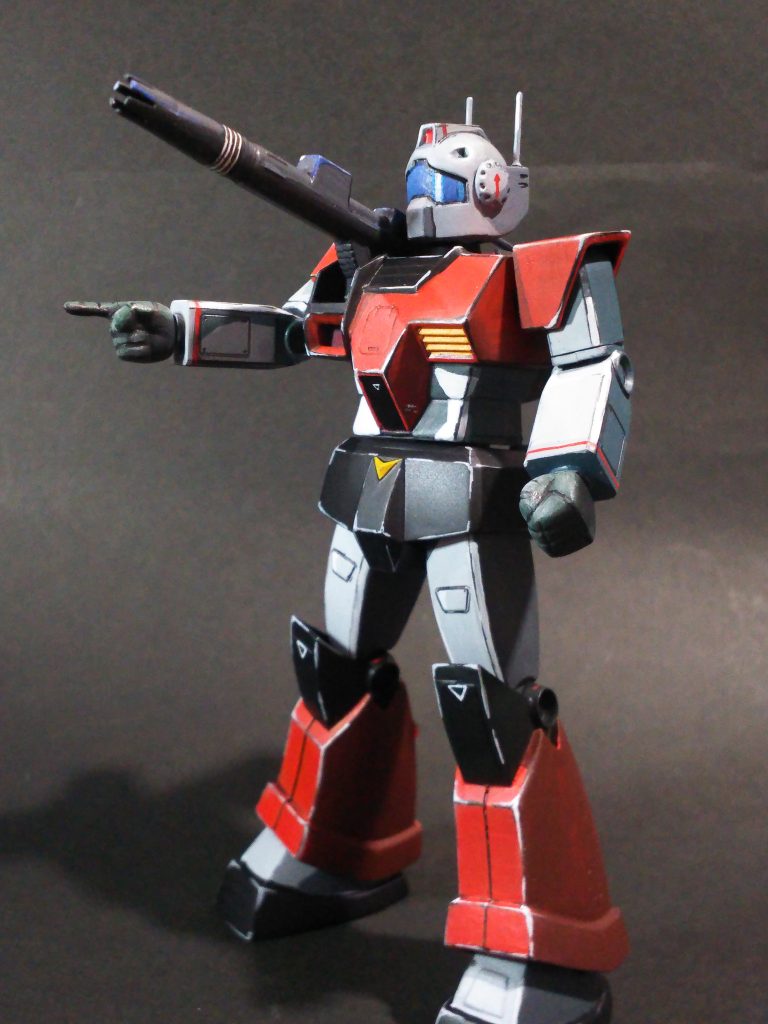 黒バックで。前方より。