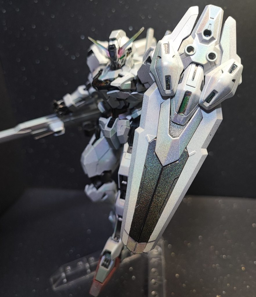 エスカッシャンエアリアルのものと同型ですが色がシンプルになったのでホロシルバーが映えますね!