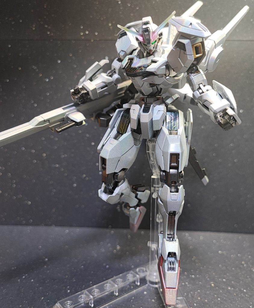 【作品について 】元々の色合いがシンプルなのと、ホロシルバーを使いたかったので試験的にやらせていただきましたが、施すところが多く実はマーカー一本では足りなかったです。エアリアル同様エスカッションも付属してるし、大型のバリアブルロッドライフルも付属、サーベルも付いているので武装としてはとても満足!合わせ目も殆どなくさすがの新キットフォーマットでございました。実物はもっとキラキラしてるのですが写真だと分かりづらいのが残念、ホロシルバー試そうと思ってる方の参考になればと思います!こちらの機体についてコメントいただけますと幸いです!