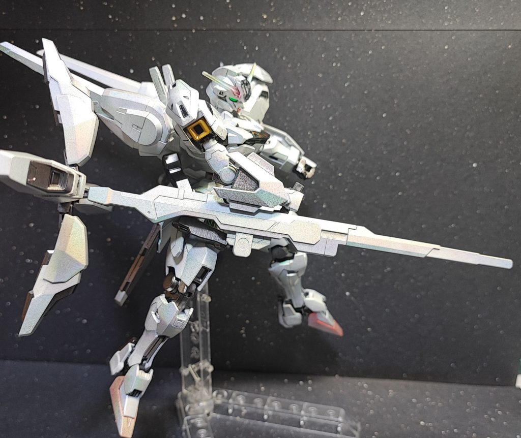 バリアブルロッドライフルの後ろの部分、クアドラ・スラスターが今までにない形状で作ってても楽しかったですね!横から見てもわかるように結構な長さ、両持ち手付いてるのはポージング決まりますね!