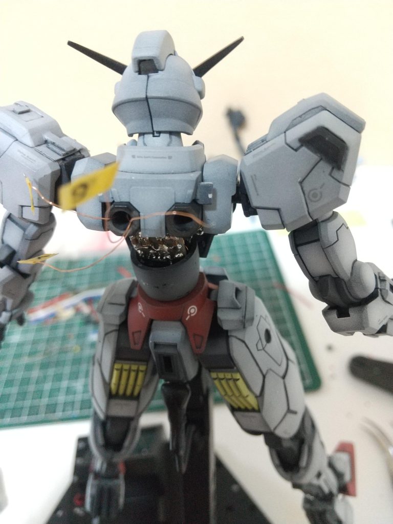 メインの制御基板は操作盤に入っていますが、センサやバーニアの明滅制御等は腹部やバリアブルロッドライフル内に組み込んだ米粒マイコンで行っています。