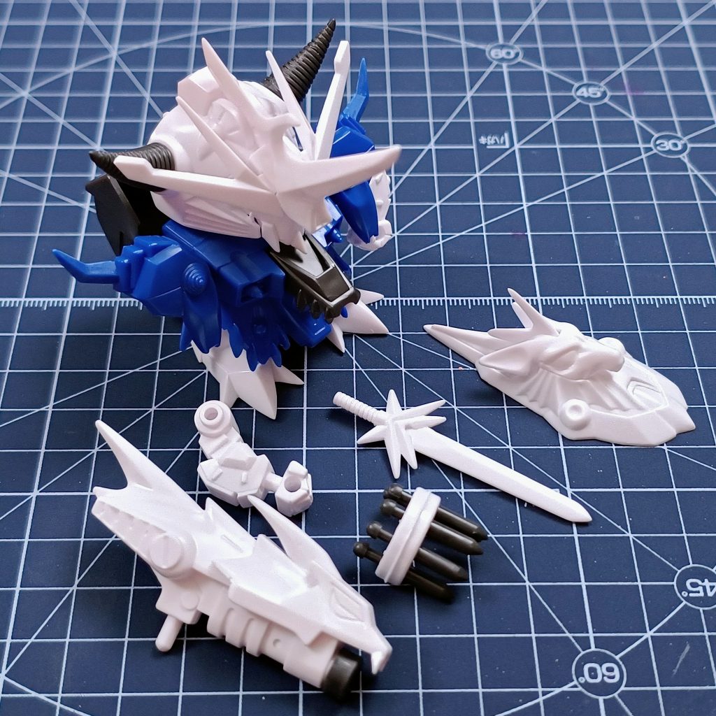 塗装前はこちら。あちこち尖らせて、右手だけ回転できるように加工しています。