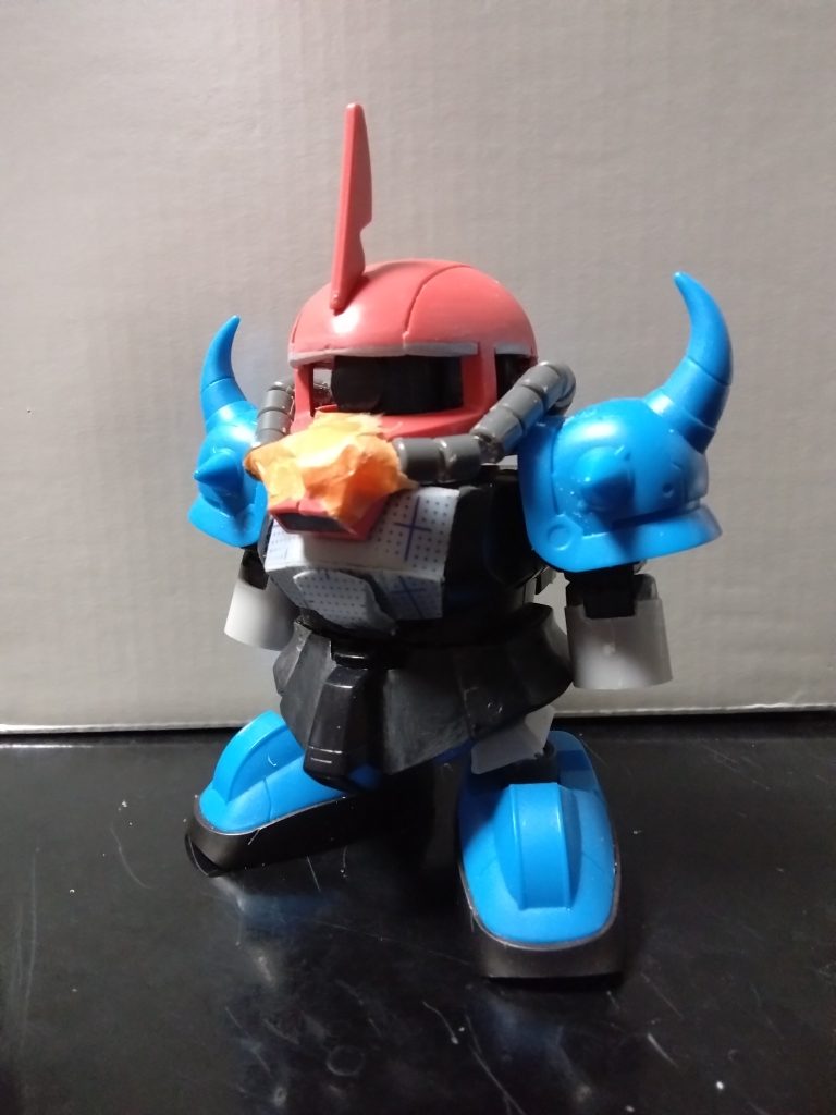 鼻のダクト部は上半分だけ切り込みを入れて下に垂れさせ、動力パイプも軟質プラ棒とモビルパイプで作り直す事で、ザクとの差別化を図りました。