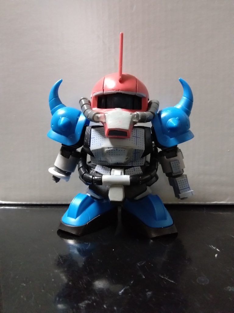 ジャンクパーツの中に先腕が無かったことも、この機体を作る動機のひとつになりました(笑)腰部の動力パイプは元々の頭部動力パイプを移設してらしくしました。