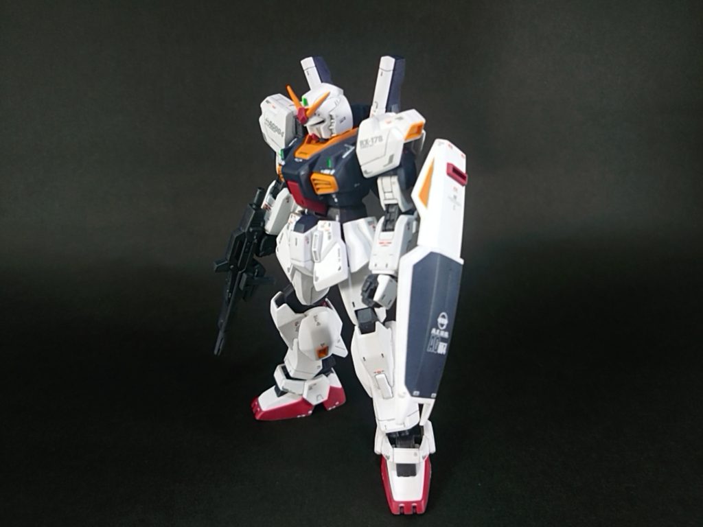 フレームは黒鉄色、黄色部はオレンジイエロー、ダークブルーは調色しました。デカールはRGのものを使用しています。