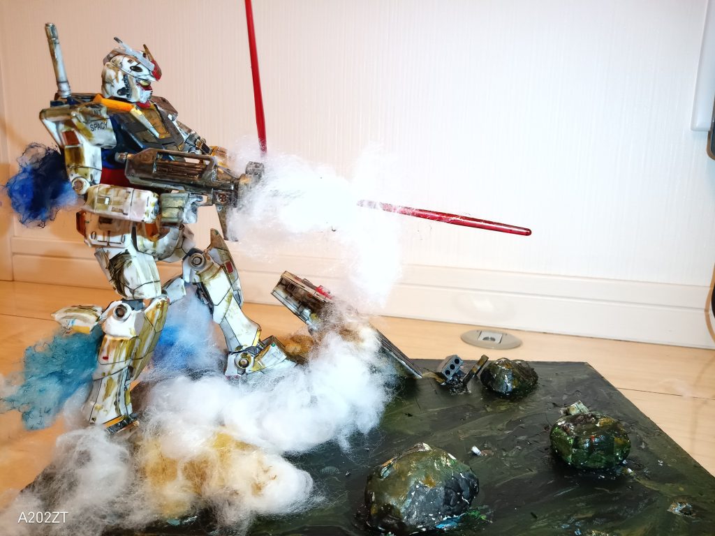 煙は百均の煙に色をつけただけです。ガンダムの反対にシャアザクを置こうかな？と考えています。（シャアザクができたらまた投稿します） 