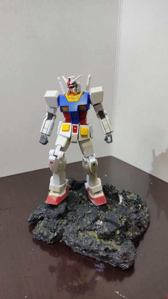 ジオラマベースは発泡スチロールを削り、ガンダムマーカーで着色してました。細かな色分けなど、大人顔負けと思っています。