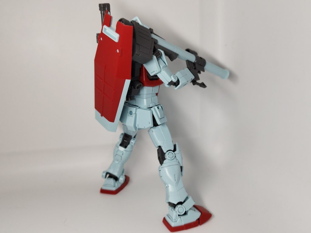 せっかくジムを最新のフォーマットで作り直したのに、キット内容が無理やりポリキャップを使用しているためかなんか古臭いし、腕の可動範囲が狭いし、武器も手抜き感が否めない。バズーカもたせるのに一苦労しました