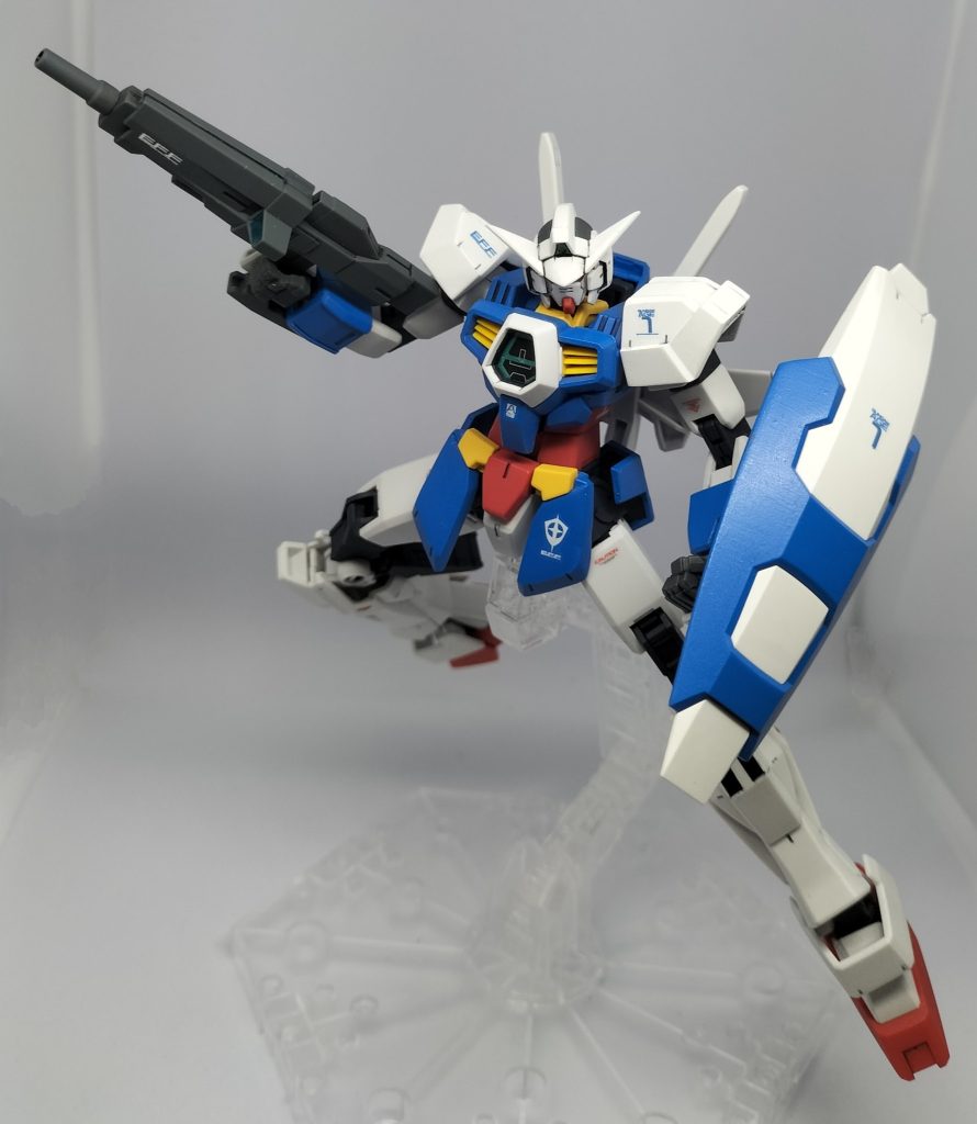 エイジワーーーーーーンッ!ノォォーーーーマルゥーーーッ!!フーッ、お疲れさまでした。見た目はほぼまんまAGE-1ノーマルですが、合体させると感慨深いですね。腰のフロントアーマーは、ノーマルとアースリィのものをくっつけてパテで成形した地味にこだわりの一品だったり。見た目は何の変哲もないけど、工作した感あってお気に入りです。