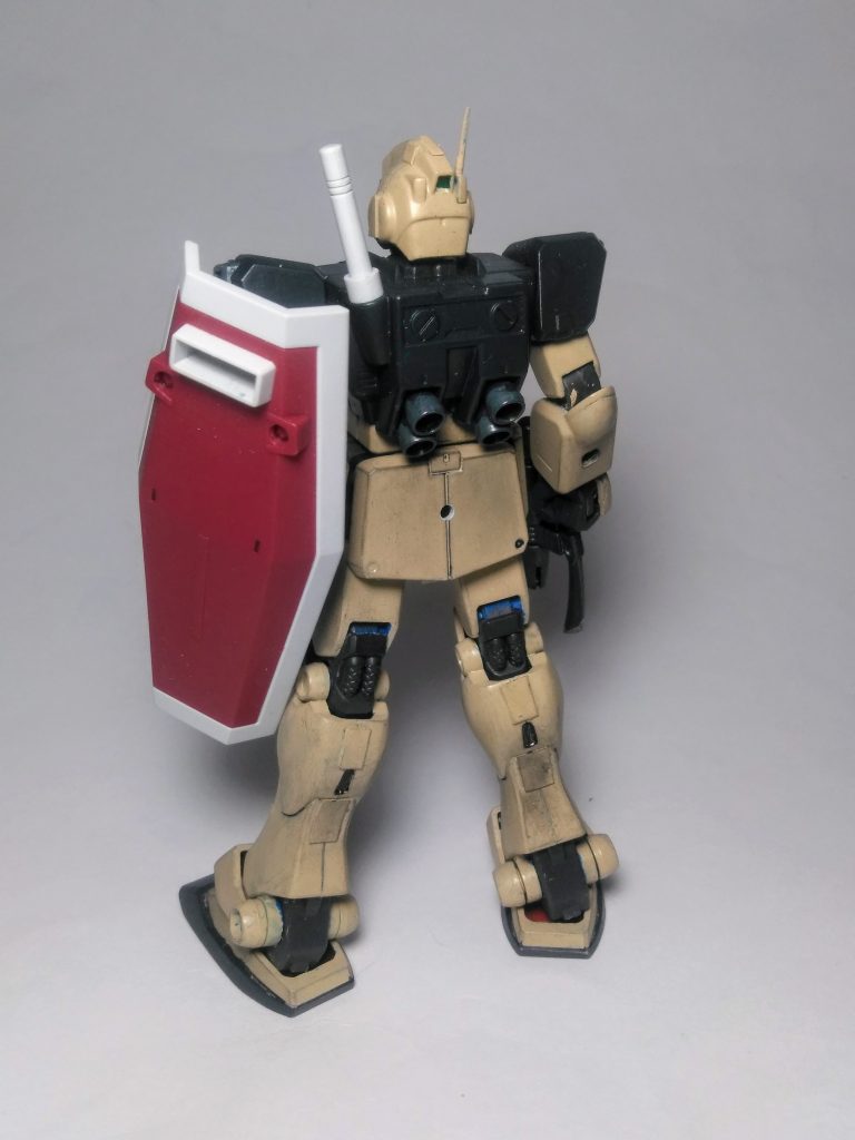 『カン・レイチホウ 曹長(妄想…ウインタースポーツが趣味なのに、この基地に配属されてから縁が無し、フラストレーション爆発寸前…な戦士)』が駆るこの『ジム・トローペン』😁          『トリントン基地所属』なので「デザートカラー風」に塗装が施されております 🤔                              元は「寒冷地仕様のジムからの改造機」をドノ様に使いこなすのか❓🧐と、云うわけで妄想『 0083 トリントン基地  所属ver,』を晒して逝こうと思います😤