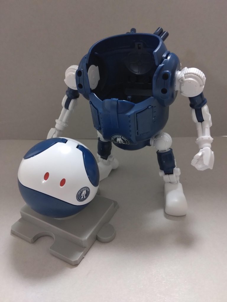 ハロ着脱。特撮好きなら既視感があります。台座は付いてます。