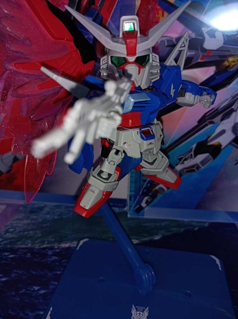 ビームライフルを構えてのポージング!足があまり動かないのですが、なんとかかっこよくキマりました!