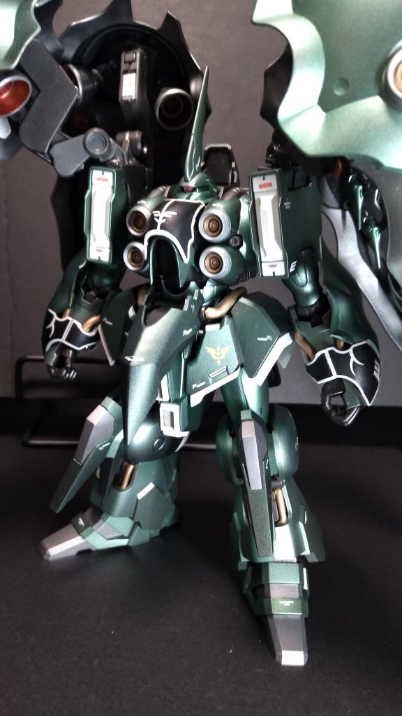 エングレービングもエナメル塗料により苦労はしましたが、初めて満足出来る仕上がりになりました。大型キットだけあり並べるとかなりの迫力があります。最後まで御覧頂きありがとうございました。