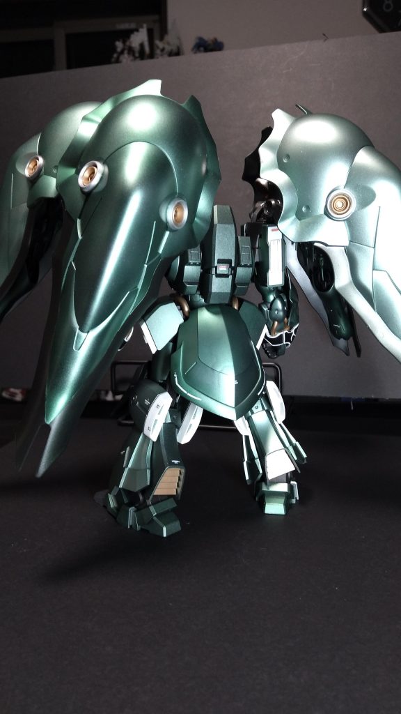 バックショットです。背面は何時もの淡白仕上げです。撮影にはアクションベースを利用したかったのですが、専用ジョイントなぞ当然紛失しており４枚のバインダーでバランスを取って自立しているのでアクションポーズは断念しました。