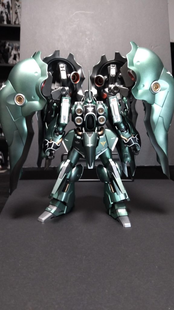 大型キットだけあって非常に撮影もしにくく苦戦しました。基本的な配色は変えずにバインダーの縁のみ塗り分けてみました。マットキャンディ仕上げので本体カラーのグリーンも濃いグリーンと薄いグリーンに塗装しましたがクリアグリーンを塗装するとほぼ同色になってしまいました。