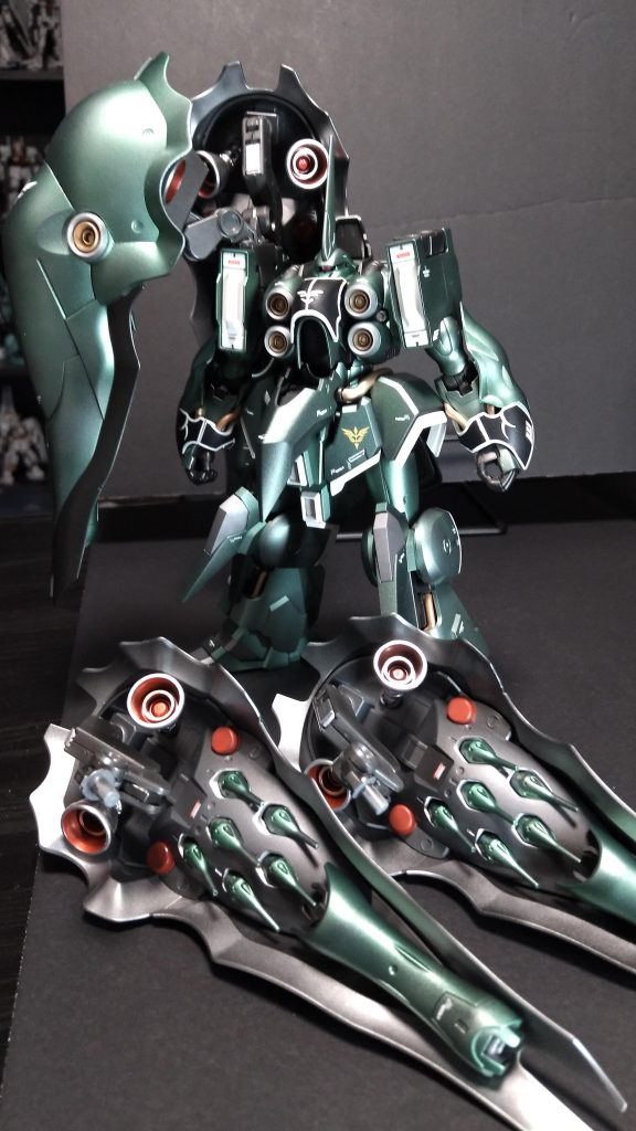 バインダー裏側です。非常に大きなサイズで塗装時間も通常より長くスプレーガンが詰まったり、コンプレッサーが熱く加熱したりと大型キットでしか発生しないトラブルが発生しました。