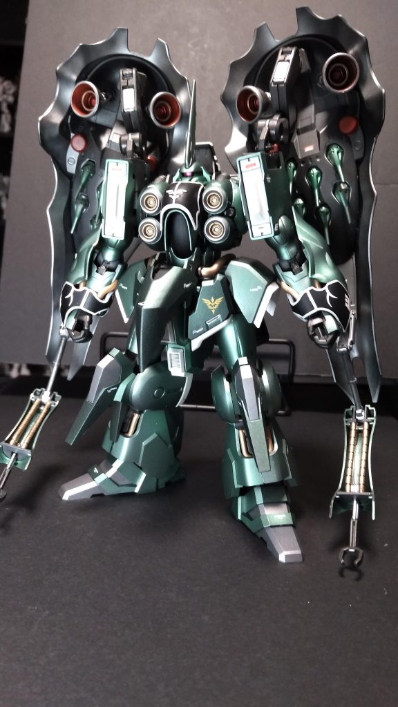 バインダー裏側も頑張りましたが、撮影するとほぼ影で見えないので後部のみのバインダー取付にて撮影しました。かなり前傾姿勢となっています。また隠し腕も展開可能ですが、ビームサーベルも行方不明でした。