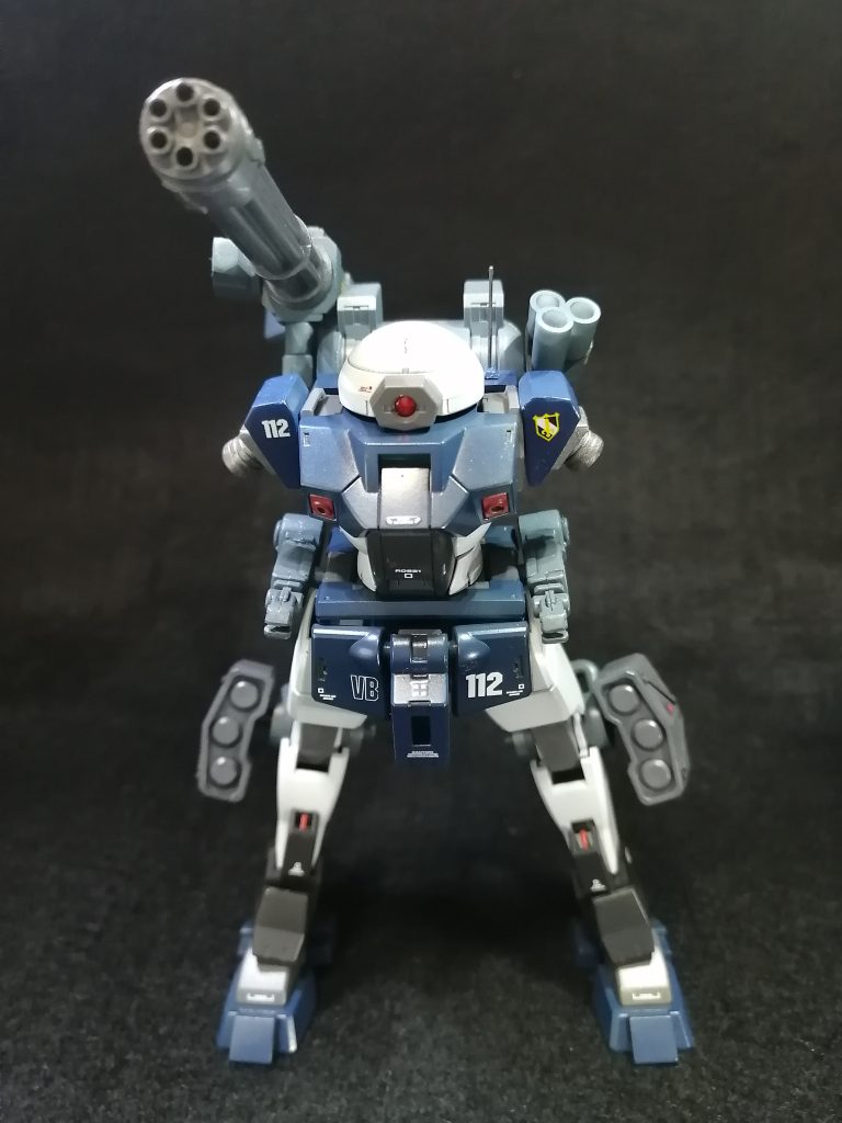  設定：　過去の襲撃事件に対して出資している企業や生徒の親からの強い要望で学園の存続すら危まれた為、一時対策として機種変換により回収される予定だったデミトレーナーを改造、ジェターク社のドローン技術を導入した事で速やかに数を揃える事が出来た。　背部バックパック、前後左右の腰部、膝横の８箇所のハードポイントに状況、仕様に合わせた装備を換装して様々な状況に対応する。