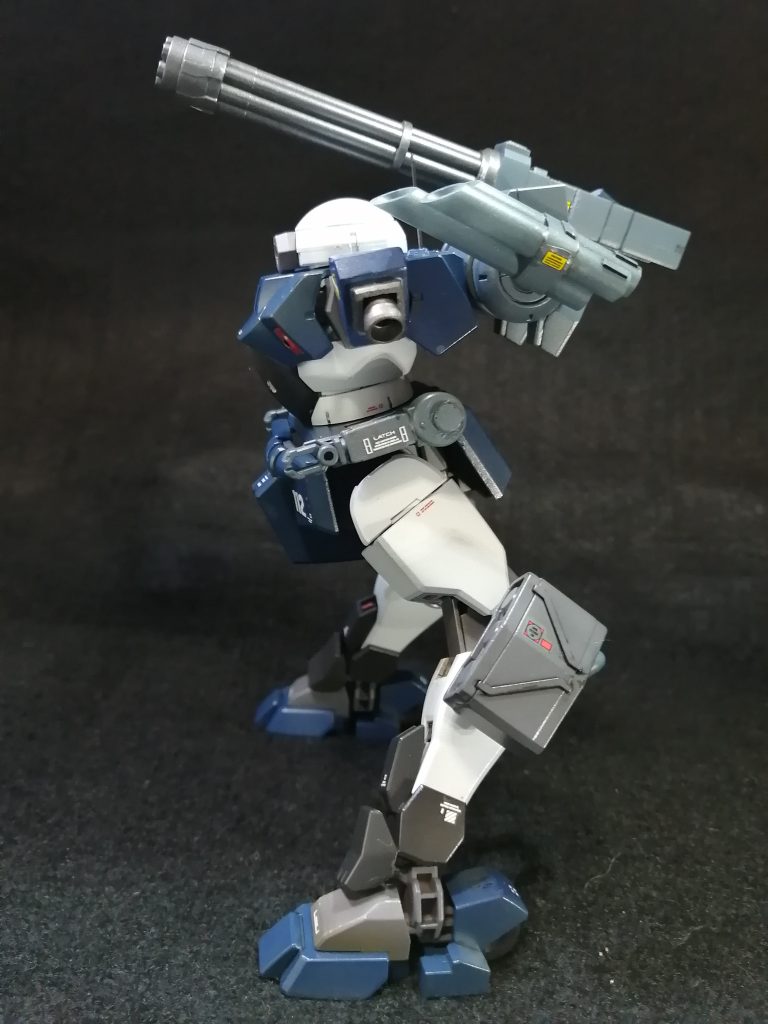  本機はビームガトリングガン、ディスチャジャー、ミサイルポッドを装備した学園フロント外周警備用装備である。　基本塗装はホワイトとネイビーブルーのツートンカラー。　　頭はバオリユニットの頭と交換。　足は前後逆にして鳥足に、爪先もバーディングの物と交換。　腕は使ってるので代わりにスラスターをジャンクパーツで追加。　膝のミサイルポッドはＧフレームのジンの物をそのまま使用。ガトリングもキャンペーンのオマケだったかな？　左側の門松ディスチャージャーは５ｍｍプラパイプで。腰のアンカーユニットもキャンペーンか何かのパーツとエルガイムＭＫⅡの肩を組み合わせました。 