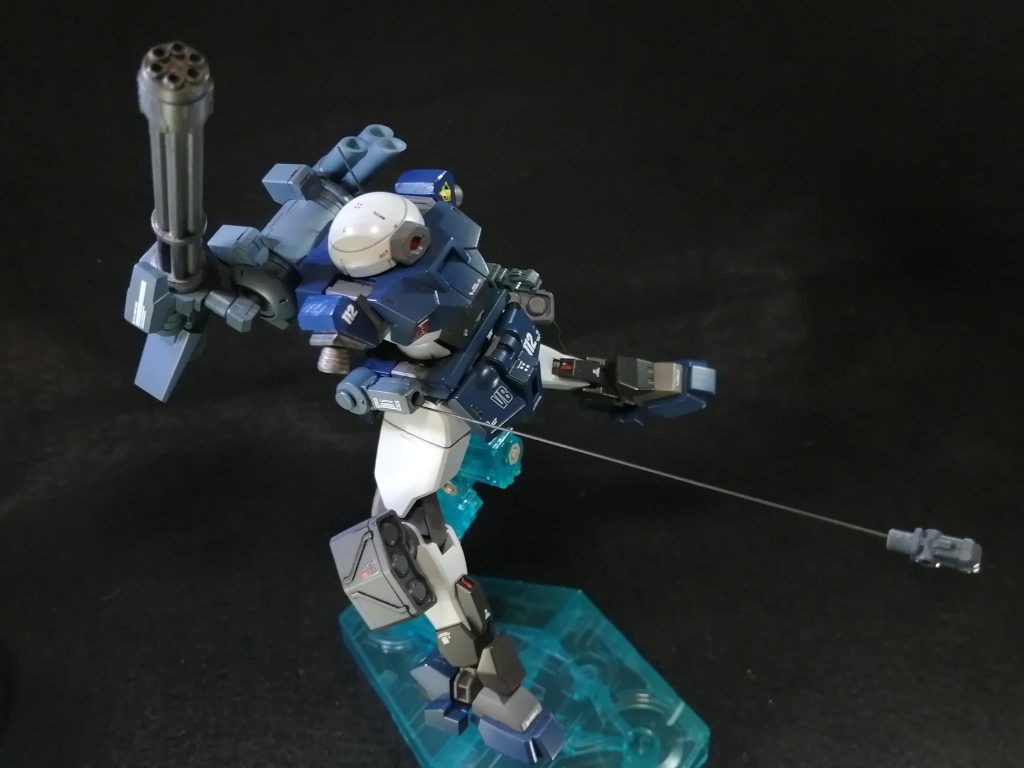 無人機繋がりで、ターミネーターポリスを参考にしました。 白：クルールホワイト＋ガンクローム　　紺：オリジナルオーラバトラー、ダーナ・シーで作った塗料の余り。　黒：ミッドナイトブルー　武器＆関節：ミディアムブルー+ガンクローム+？