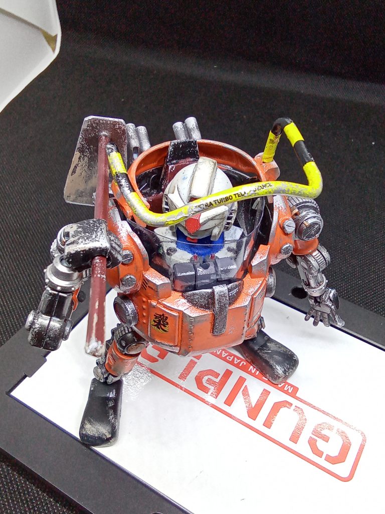 シートとコンソールはジャンク品にパテを使って作成操縦桿は針金でそれっぽくパテが余ったので本体のデザインも一部変更小石が跳んでくると危ないので フロントにプラ板を設置 ガンダムも小改造で首を動かせるようにしています。