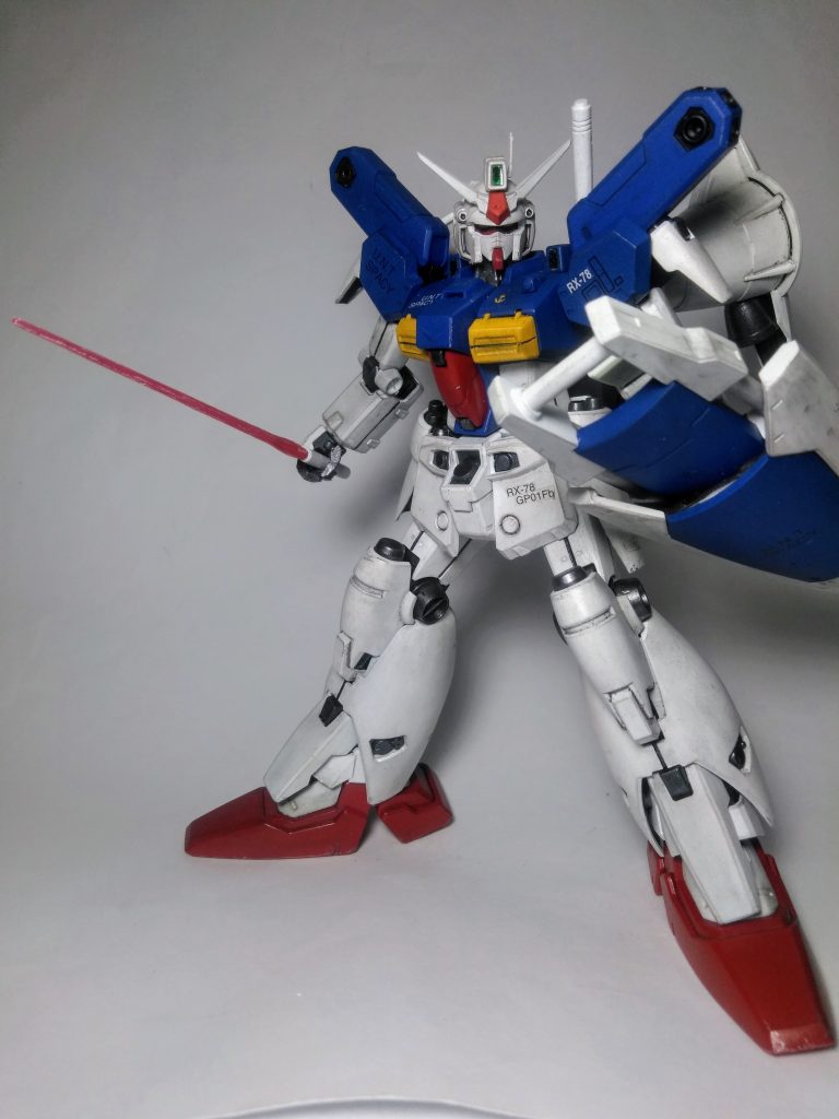 ハイ。定番作業の『ビーム サーベル』抜刀です😋『シールド』も折り畳み機能が付いているウエ「ライフルの予備エネルギーパック× 2 」が設置可能と成っております😄