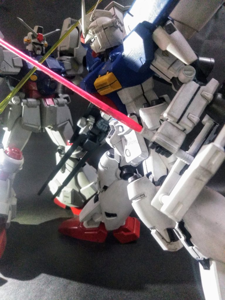 そんな訳で「UP主」が世界で 2 番目に大好きな『ガンダムGP-01 Fb (同率 2 位🥈は50機位?)』を「リビルド」です 😁今回も「リビルド」なのに、ガンダム本体を殆ど弄っておりません😋                何故なら弄ると壊れるから・・・薄暗い本棚の中とは云え、関節なども健在でした😲                   24 年前のキットなのに・・・                                          ヤルな❗❗👊😃💕『BANDAI❗❗』 (結局何時もコレ🤫)