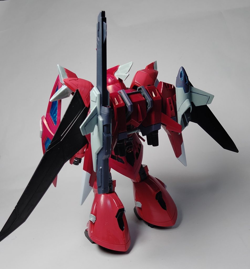 リアウイングの翼は黒一色で統一