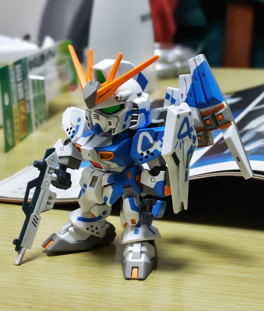 塗装は、缶スプレーのキャラクターホワイトに、タミヤアクリルのフラットホワイト+水性ホビーカラーのクリアブルー+蛍光ピンク少々を筆塗りです。アンテナやダクトはオレンジイエローですが、赤味がやや強すぎましたね。