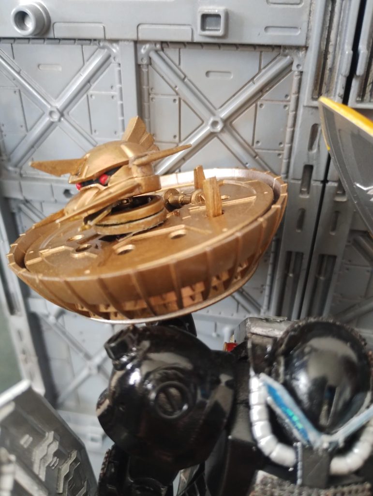 外星竜:カーン・ゴッフゲルググの頭にギャンのシールドを使用。余っていたパーツでツノを取り付けています。