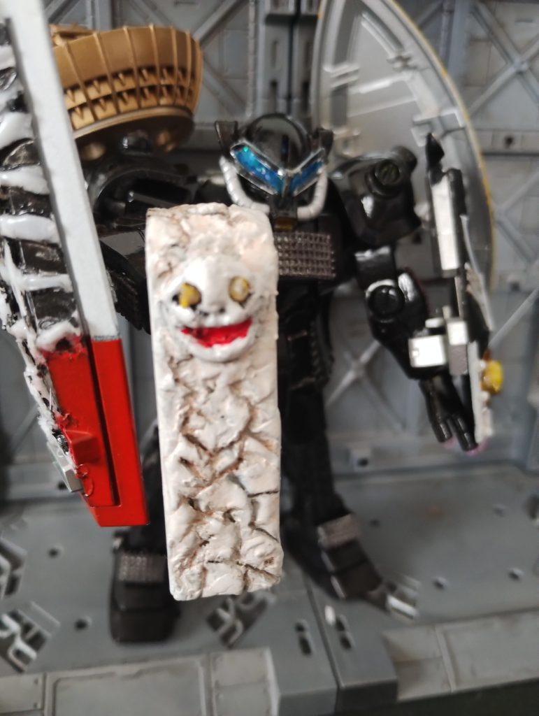 異世界の地球人:ブパシャ遭難していた宇宙飛行士が転生して地球に戻ってきた。が、盾になってしまっていた。FGザクのシールドにパテでつくりました。