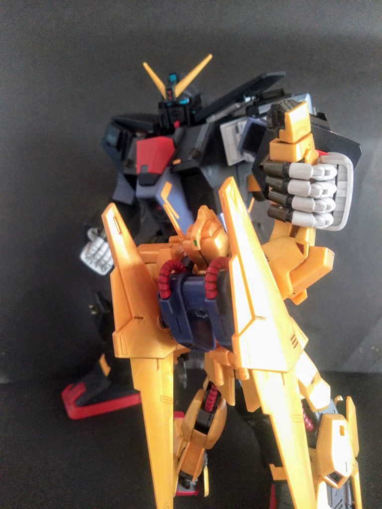 ＂指パーツ＂もこの通り可動域が設けられ｢相手のお手々｣を掴めます🧐あっ！『百式』は＂宙ブラリン＂状態です😋