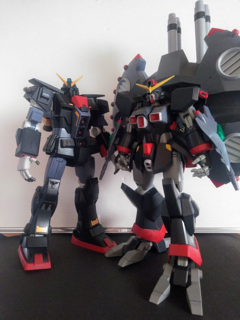 コレ！ヤッテミタイと思いませんでした❓🤭背負いモノの為に『デストロイさん』の方が全体的にオッキィですが、本体の身長だけなら『サイコさん』の方が高いのです😳意外だぁ🤣🤣🤣