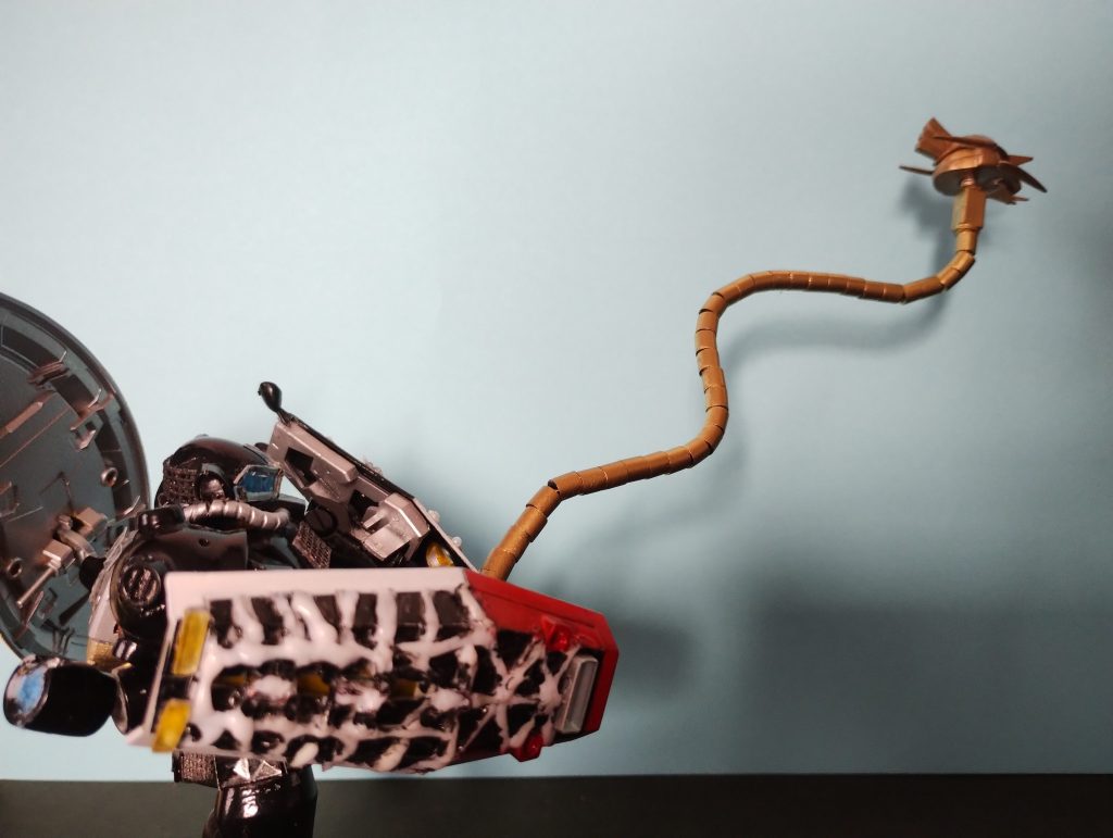 カーン・ゴッフはシールドからロッド状態に変形可能だ。口から超電磁パルスを照射して敵の電子機器を破壊するぞ!