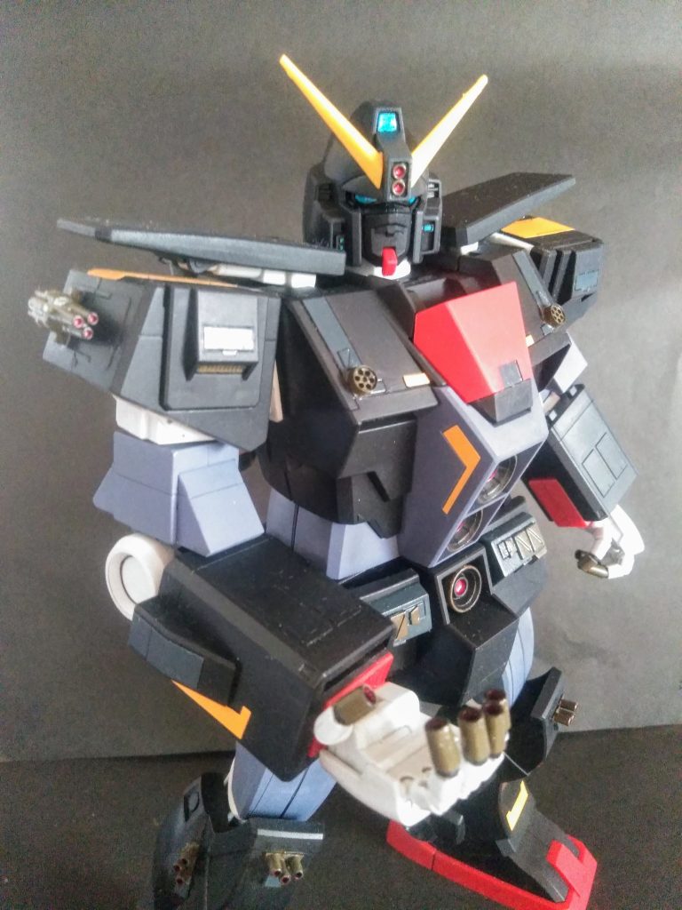 この通りにイケメンです😍💕お顔の｢マスク😷｣は可動式で｢コックピットの赤い玉｣も再現されてイルのでした🤗