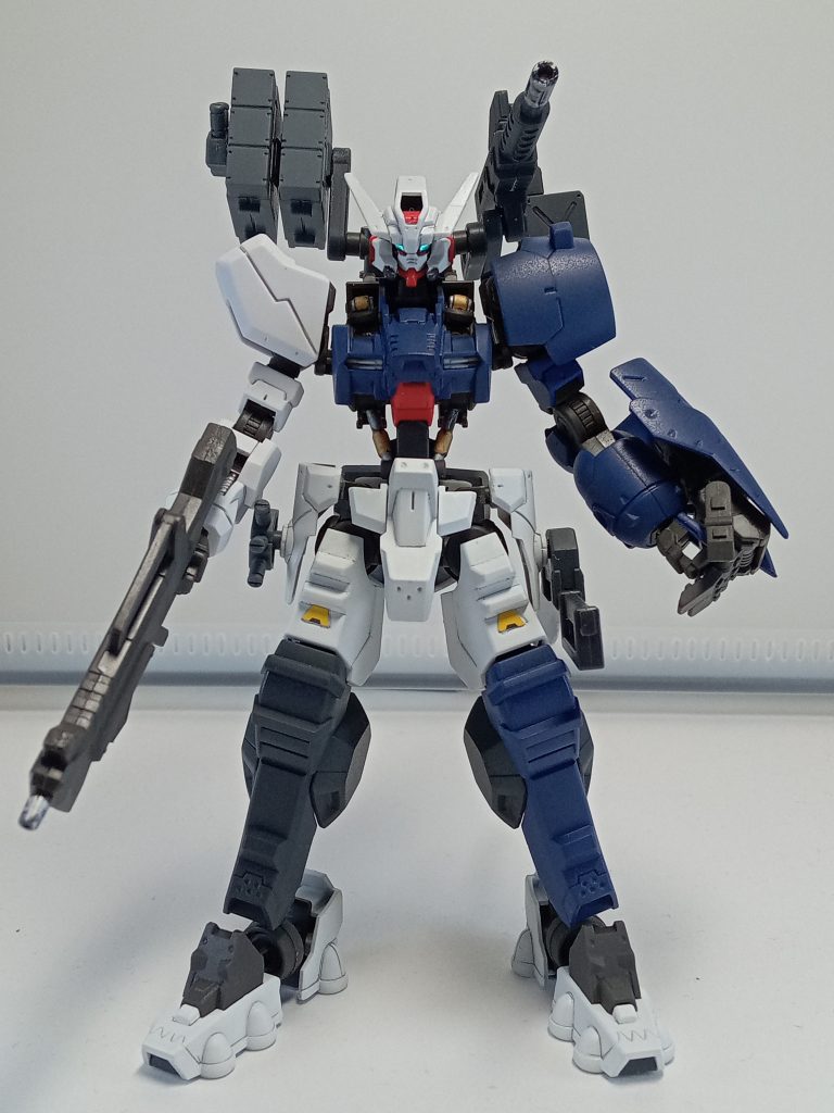 全身、右のミサイルランチャーは30MMのオプションセット2を2つ合わせてスモークディスチャージをつけました、右腰にも装着左の機関砲は境界戦機のウェポンセット5かの物を左腰のナイフはウェポンセット2の物です胸アーマーはリナシメントの物、両足は全開ボクサーを作った時使わなかったリナシメントの左足のパーツで揃えて右足のパーツだけいろを変えてみました