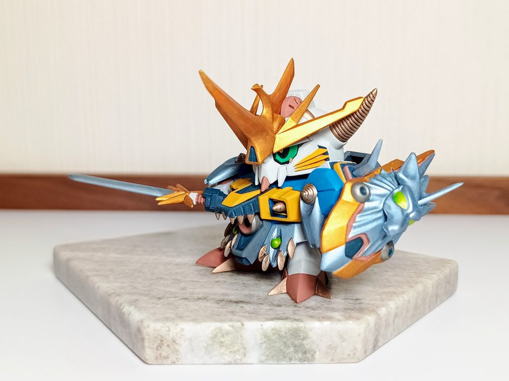 爆王剣を水平に構えて。ユニコーンっぽい装飾のかっこいい盾は説明書によると「シールド」です。ユニコーンの目とか、宝石っぽいとこは蛍光グリーンで妖しく仕上げました。