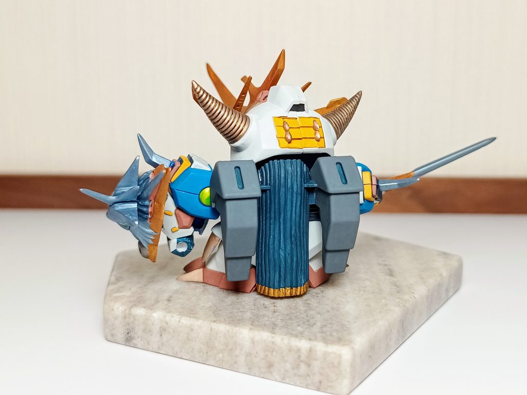 バックショット。髪の毛みたいなのはガンドランダーの特徴のひとつ、冷却コードです。ディティールが左右でズレてて消すの大変そうだったので頭部と肩の合わせ目はそのままです！