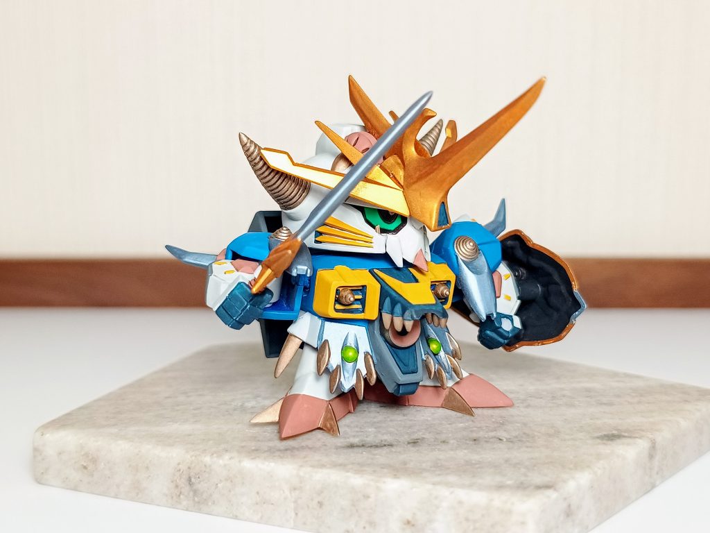 爆王剣を抜刀！名前のわりにシンプルな剣です。手首を捻れるように加工してあるのでポーズがきまります！