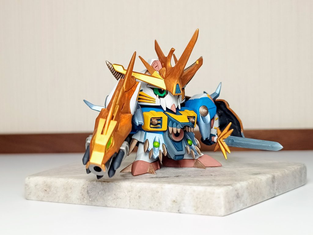 トップ画像を別角度から。横に広いどっしり構えたスタイル、でっかい角、トゲトゲしたディティールがかっこいい！