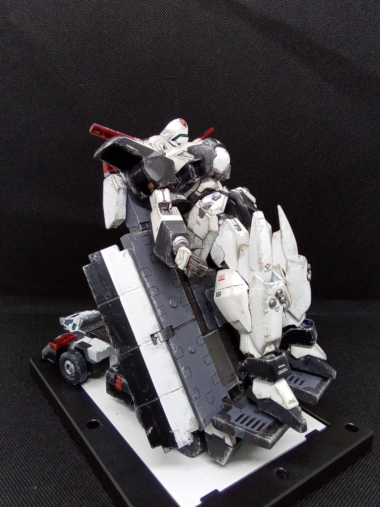 輸送車は30mmのものを改造&全塗装穴を全部埋めてパトランプを装備