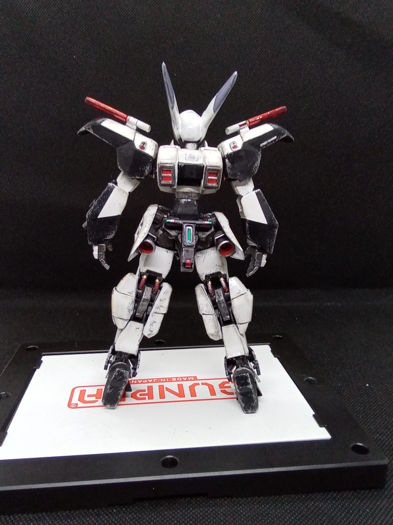 頭部後ろ 背中半分ほどがパテスラスター?は零式を移植脚部ヒール部分を3ミリほど延長ウエスト部分も1.5ミリほど延長腕は零式のものを切断 白色部分をパテで造形して作り直しています